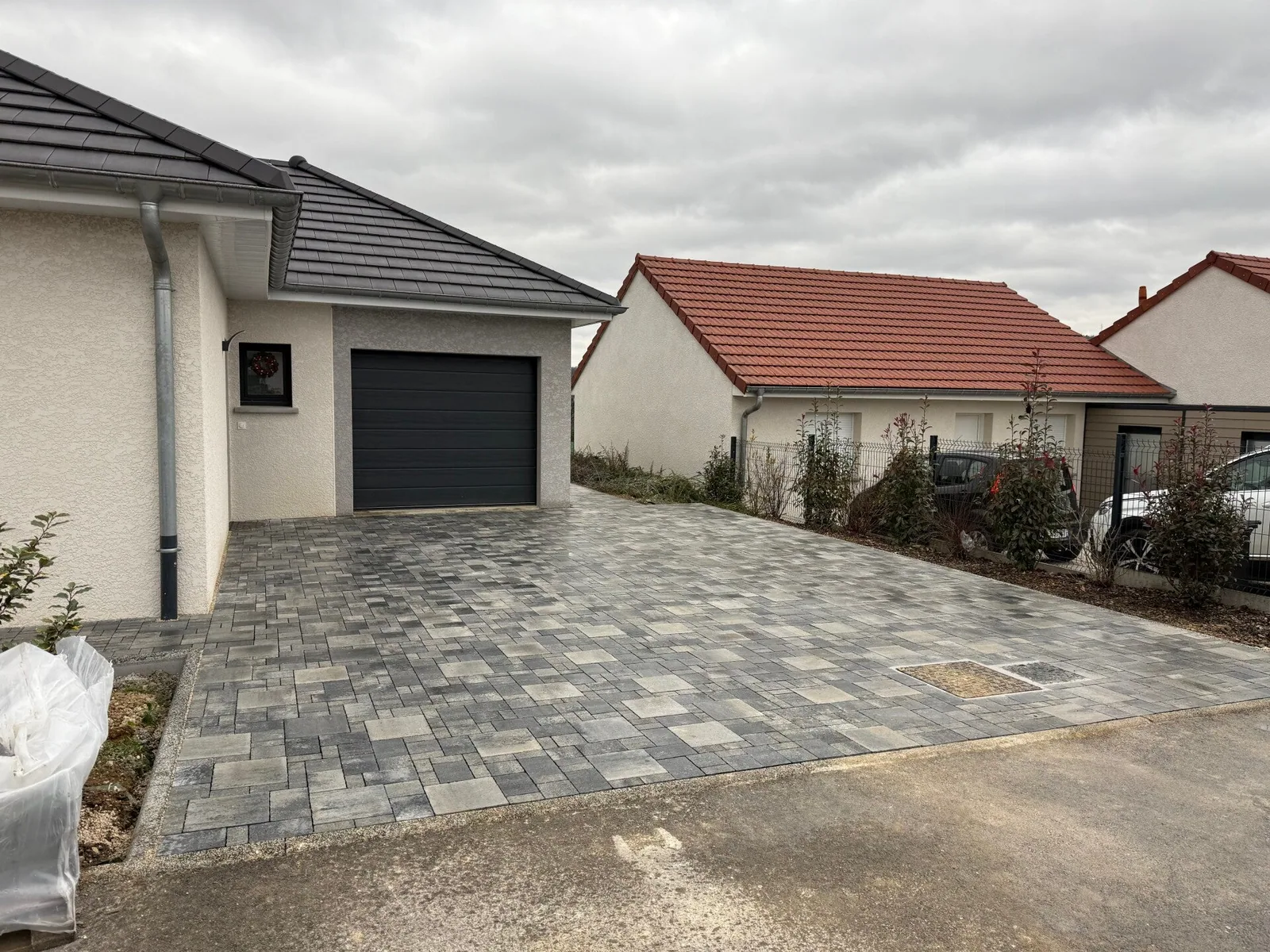 Cour en pavés aménagée devant le garage d’une maison par BP Multi Services