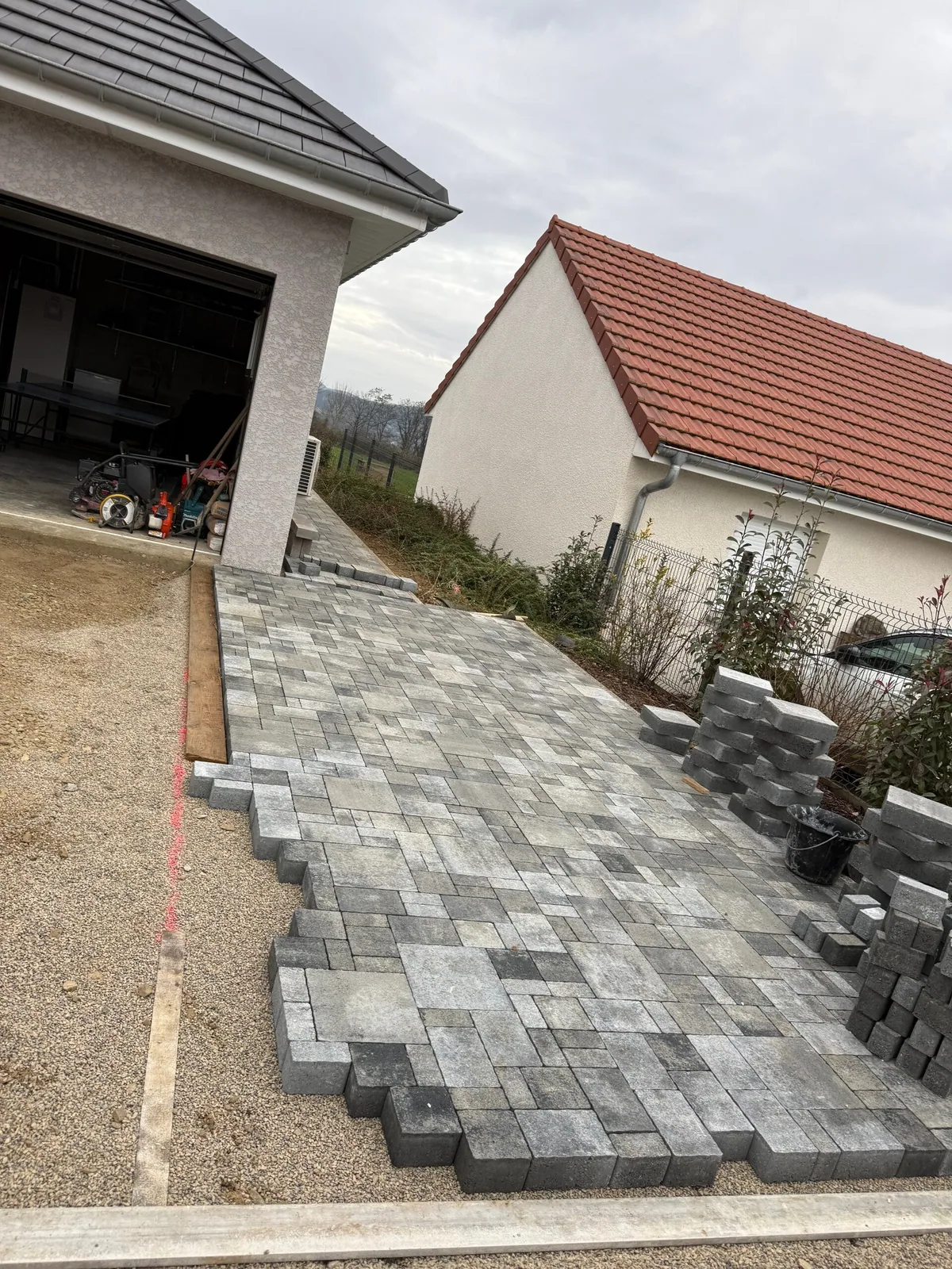 Pose de pavés en cours devant le garage